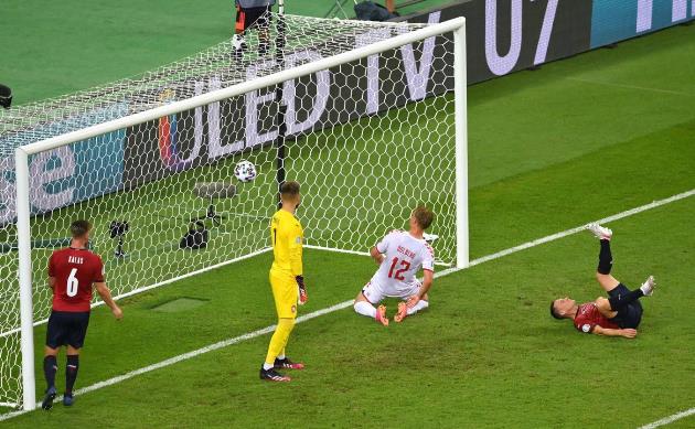 Kasper Dolberg ghi bàn sau đường chuyền tuyệt vời của Maehle.