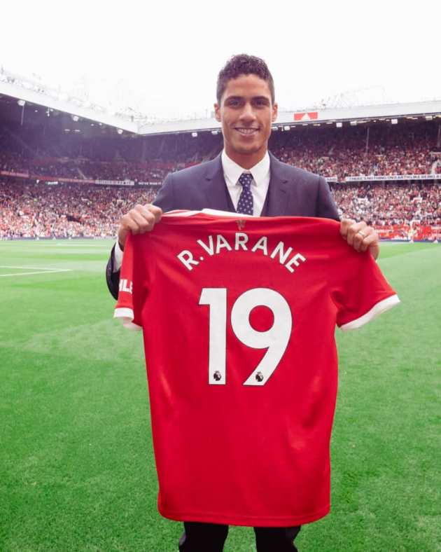 CHÍNH THỨC! Man Utd công bố thương vụ Varane, chốt số áo - Bóng Đá