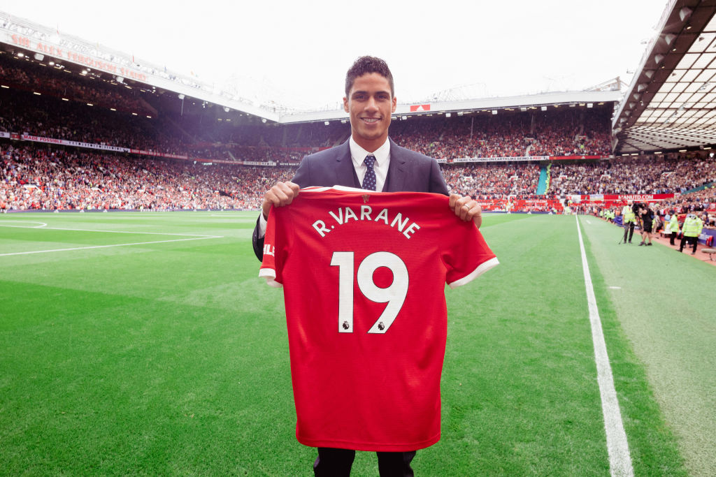 Cristiano Ronaldo reacts to Raphael Varane being unveiled by Manchester United - Bóng Đá