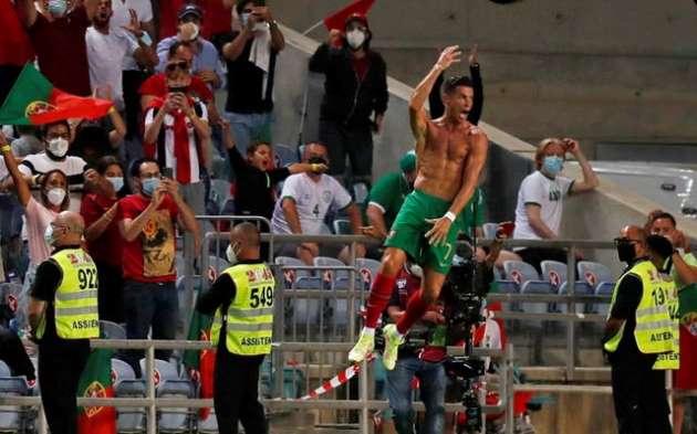 Ronaldo breaks all-time scoring record as Portugal break Irish hearts - Bóng Đá