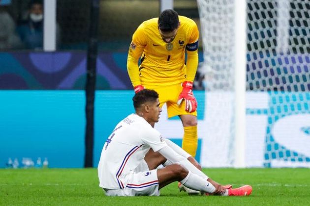 Man Utd warned Raphael Varane 'not at same level' after disappointing France display - Bóng Đá