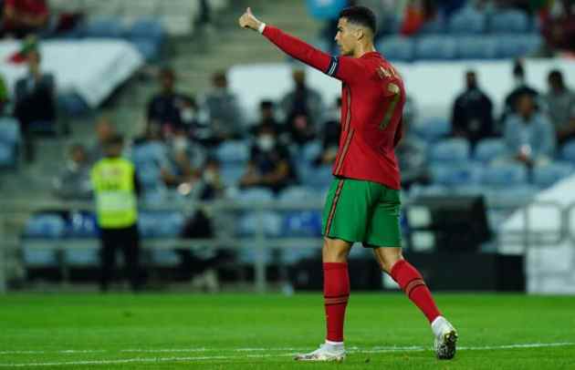 Cristiano Ronaldo rejects Ireland player's shirt request as Man Utd star gifts it to child - Bóng Đá