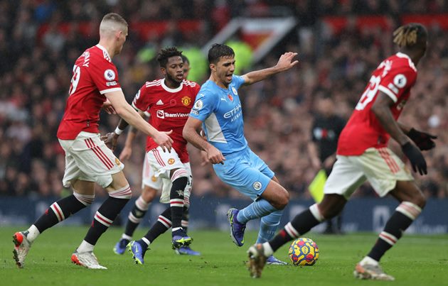 Man Utd bị Man City bỏ xa.