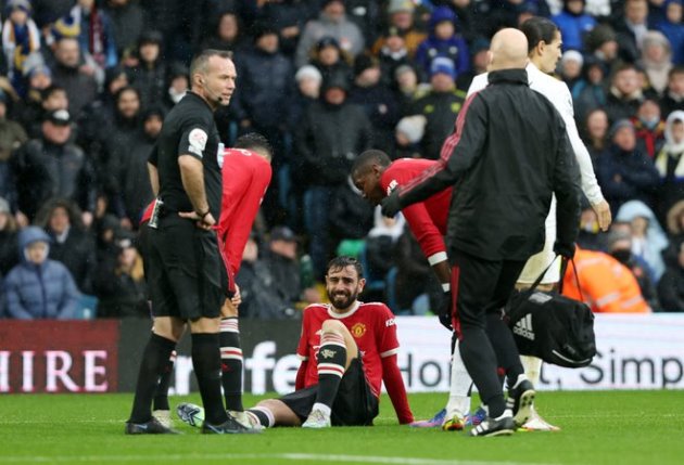 Elanga bị ném xu vào đầu, Maguire hét lớn vào CĐV Leeds - Bóng Đá