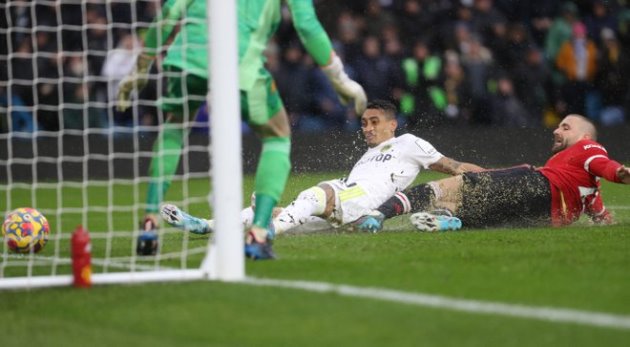 Raphinha ghi bàn cho Leeds.