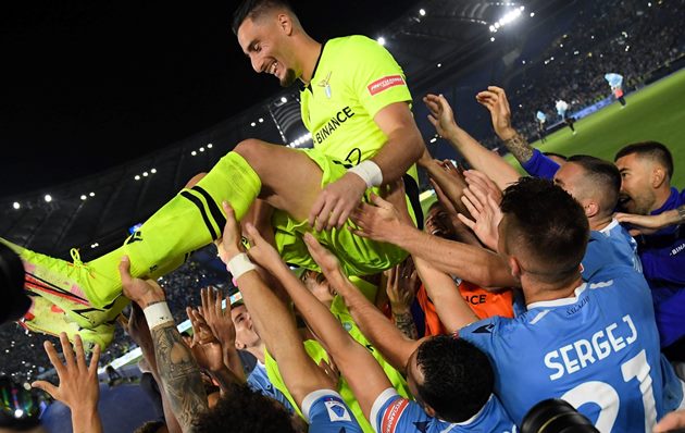 Thomas Strakosha ở rất gần Man Utd.