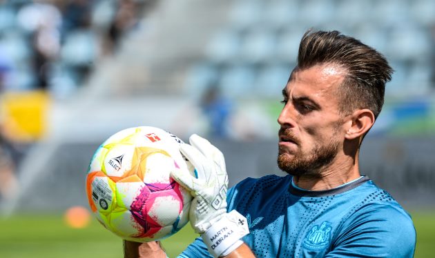 Eddie Howe has confirmed that Manchester United have approached Newcastle United over signing Martin Dubravka. - Bóng Đá