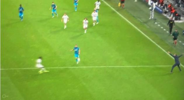 HLV Igor Tudor lao vào sân ở tình huống phản công quyết định của Tottenham.