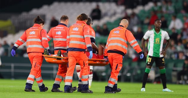Erik ten Hag suffers injury blow as Man Utd star stretchered off during friendly - Bóng Đá