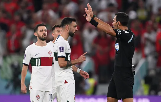 'Don't touch me!' - Bruno Fernandes snaps at Portugal staffer trying to stop him from sharing referee conspiracy - Bóng Đá