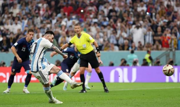 Người thắng kẻ thua trận Argentina 3-0 Croatia: Messi là siêu nhân, Ronaldo ngậm ngùi - Bóng Đá