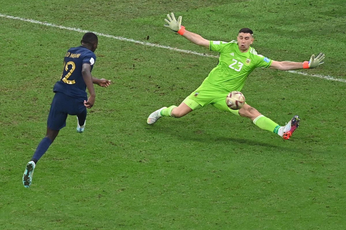 Manchester United, Tottenham interested in Emiliano Martinez - Bóng Đá