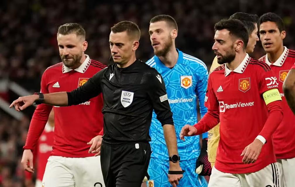 Paul Scholes delivers verdict on controversial Barcelona penalty as Manchester United rage at referee - Bóng Đá