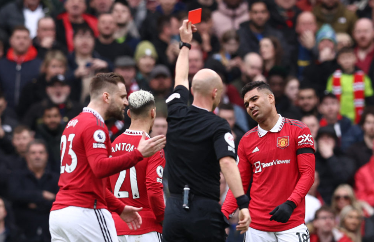 What Southampton players did after Casemiro was sent off - Bóng Đá