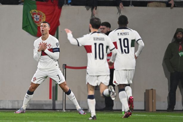 Cristiano Ronaldo unveils new celebration before being embarrassingly booked for diving - Bóng Đá