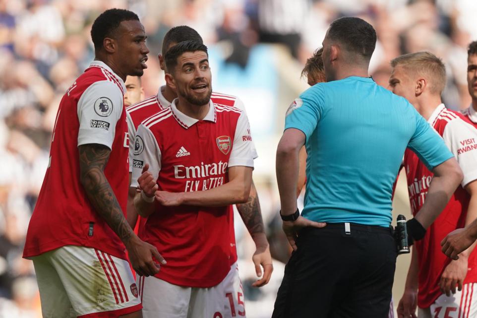 Arsenal have to keep digging for title says boss Arteta - Bóng Đá