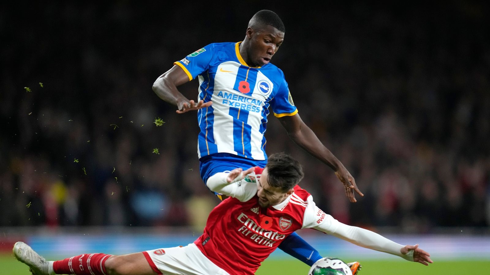 Kevin Campbell, a former Arsenal player, has urged the Gunners to make a significant investment in acquiring Moises Caicedo  - Bóng Đá