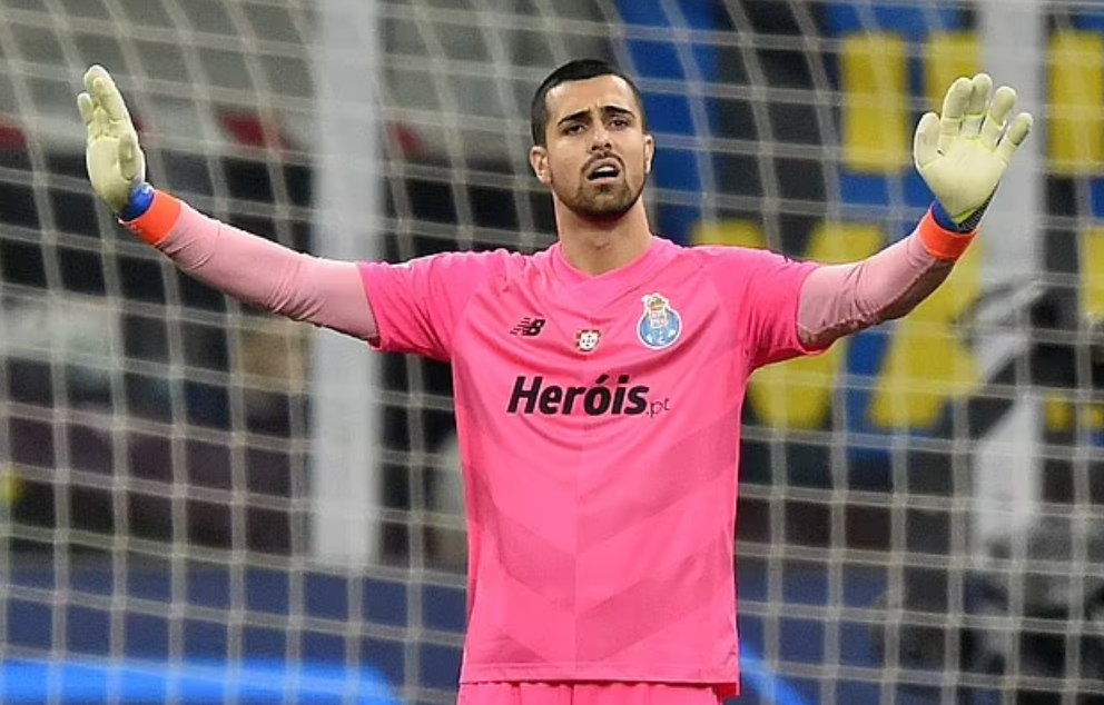Man United 'are finalising a bid for Diogo Costa'... despite the Porto goalkeeper warning Erik ten Hag that he 'hopes to continue' in Portugal - Bóng Đá