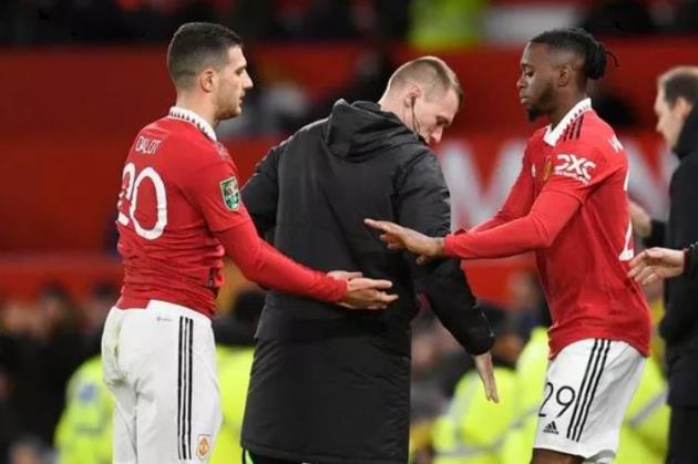Dalot hay Wan-Bissaka sẽ được tin tưởng?