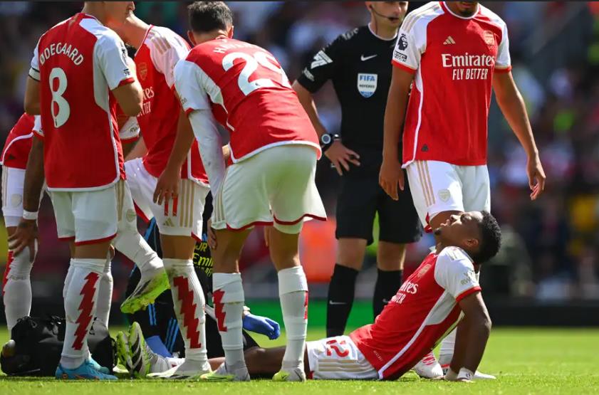 Timber chấn thương ngay trận ra mắt Premier League.