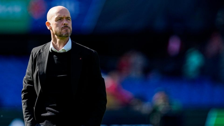 Gary Neville says Ten Hag is trying to manage Manchester United midfielder out of the club - Bóng Đá