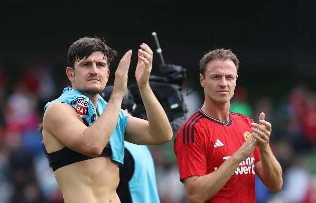 Rio Ferdinand believes that Jonny Evans would be above Harry Maguire in the pecking order at Manchester United  - Bóng Đá