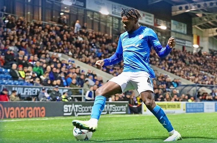 Tim Akinola chơi bóng cho Chesterfield.