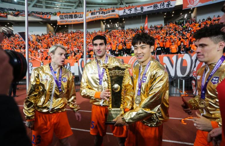 Fellaini trong màu áo Shandong Taishan.