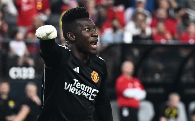 Jamie Carragher slams Andre Onana for yelling at Harry Maguire during Manchester United pre-season - Bóng Đá