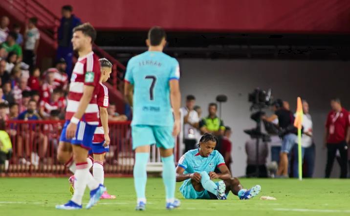 Barcelona confirm Jules Kounde out with knee injury - Bóng Đá