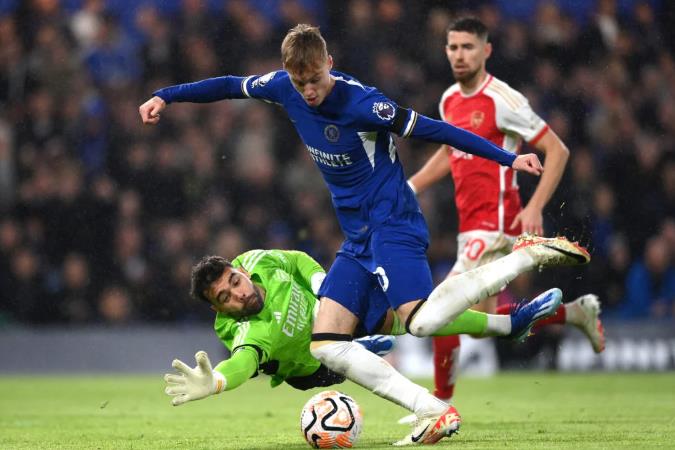 David Raya và Robert Sanchez đều chơi không tốt trong trận derby London.