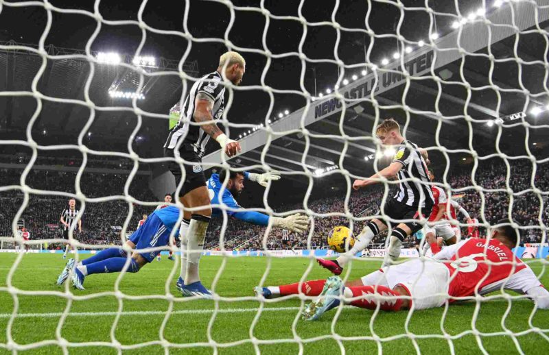 David Raya anger after Newcastle goal allowed to stand - Bóng Đá