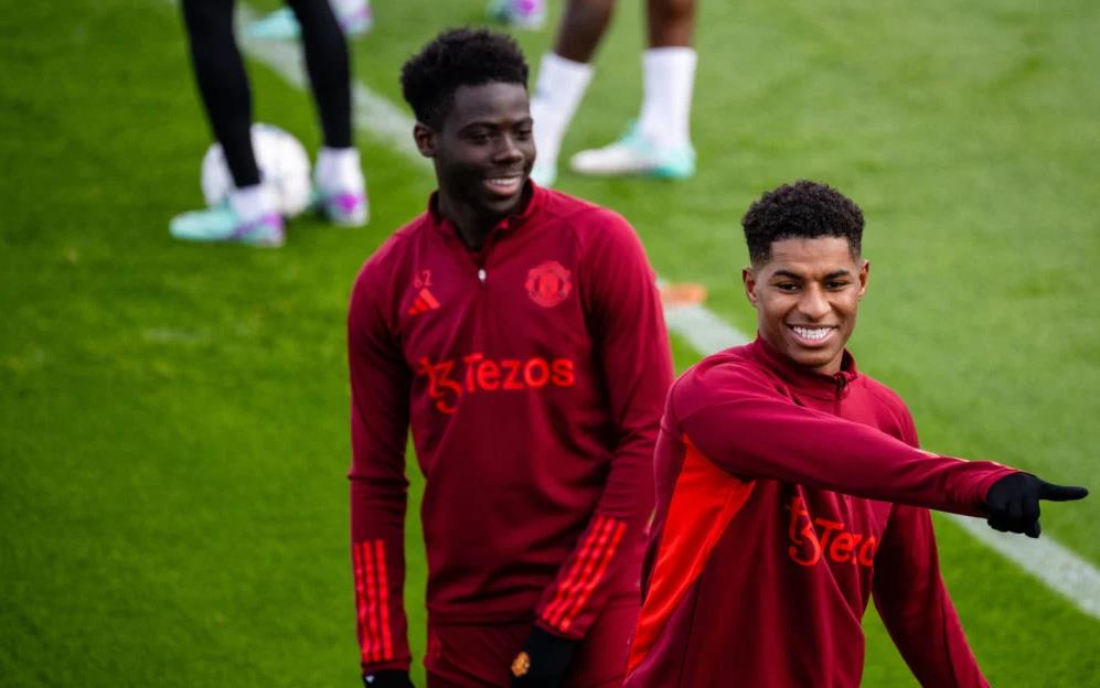 Manchester United teenager Omari Forson has been spotted in first-team training as the club attempt to keep him at Old Trafford. - Bóng Đá