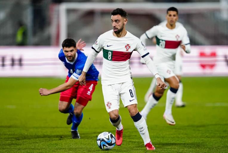 Man Utd star responds to Saudi Pro League ‘rumours’ with emphatic answer Fernandes - Bóng Đá