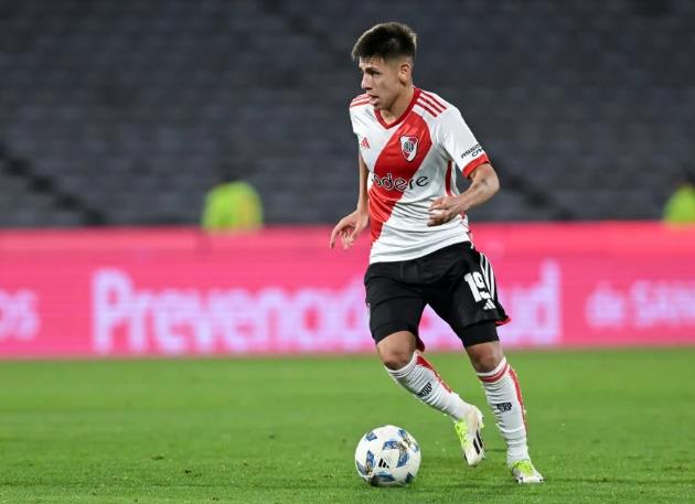 Barcelona ready to offer €30 million to beat Chelsea, Man City in race for Argentine whizkid - Bóng Đá