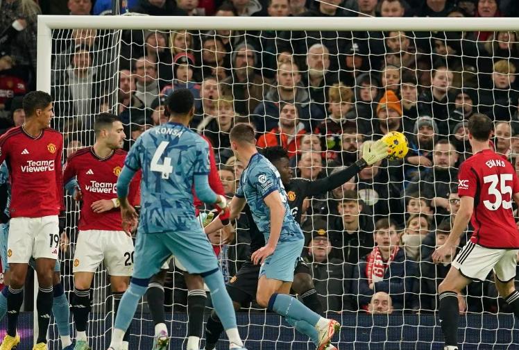 Jonny Evans’ crucial goal-line block spurred Man United to victory - Bóng Đá