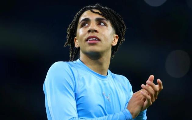 Lewis là báu vật mới của Man City.