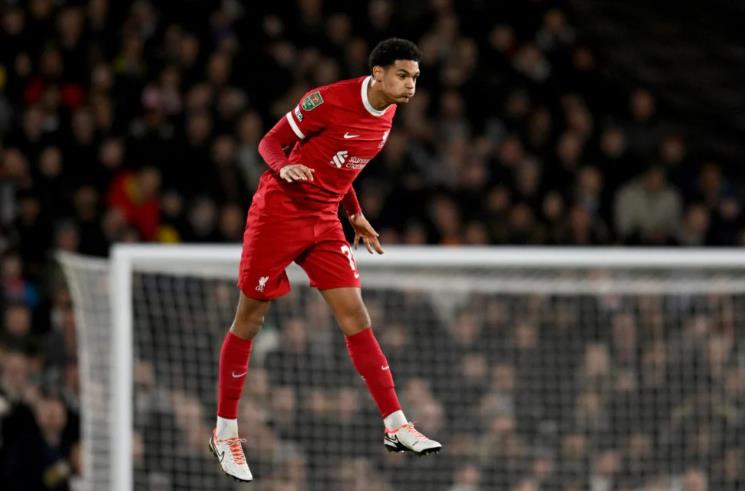 Virgil van Dijk names the two Liverpool players who really impressed him tonight vs Fulham - Bóng Đá