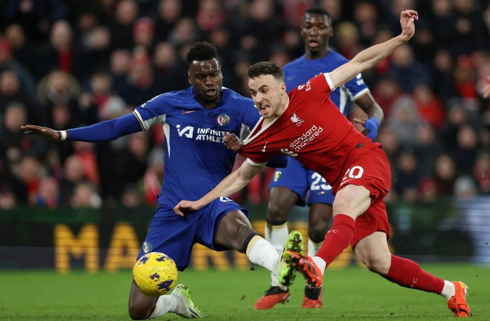 Benoit Badiashile kém cỏi ở trận thua Liverpool.