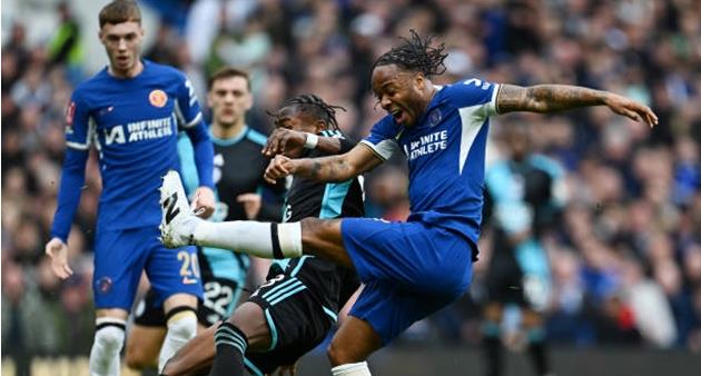 RAHEEM STERLING WANTS CHELSEA STAY DESPITE BOOS FROM OWN FANS AND SAUDI ARABIA TRANSFER INTEREST – PAPER ROUND - Bóng Đá
