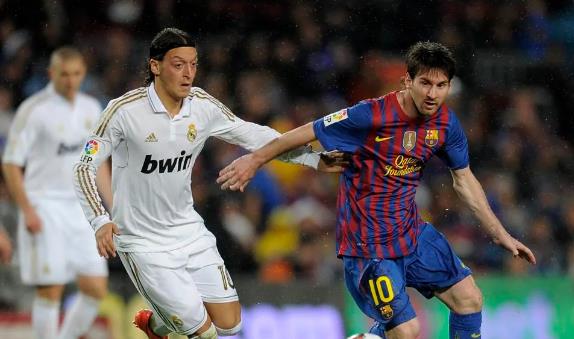 FC Barcelona Attacked By Real Madrid Legend Ozil: ‘Stop Complaining About Referees’ - Bóng Đá