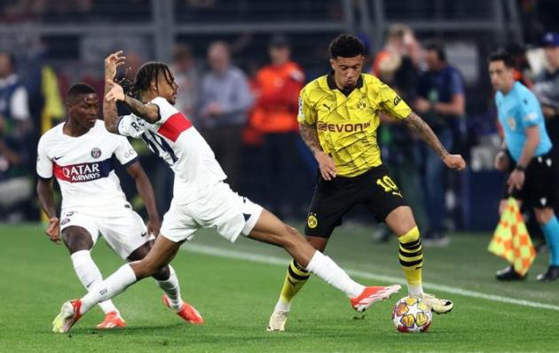 Tốc độ, kỹ thuật của Sancho khiến hàng thủ PSG gặp nhiều khó khăn.