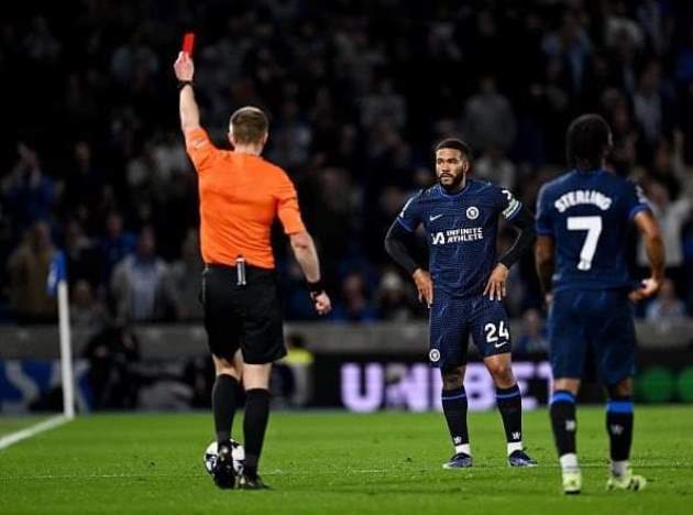 James phải nhận thẻ đỏ vào cuối trận đấu với Brighton.