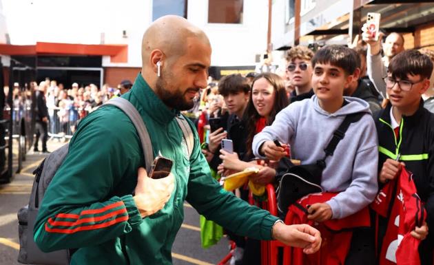 Tiền vệ khăn gói rời Man United