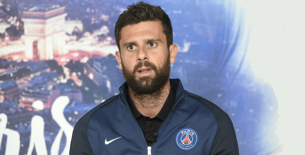 Cầu thủ PSG đâm xe vào CĐV sau thất bại trước Barcelona