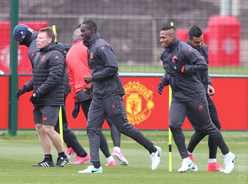 De Gea, Rooney xuất hiện trên sân tập trước giờ lên đường sang Bỉ - Bóng Đá