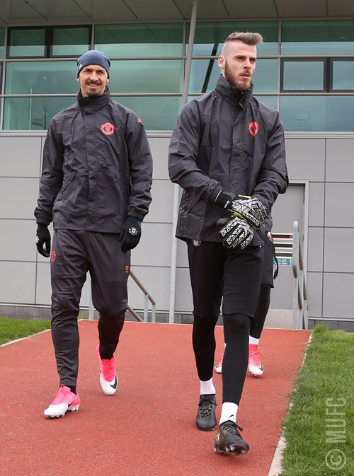De Gea, Rooney xuất hiện trên sân tập trước giờ lên đường sang Bỉ - Bóng Đá