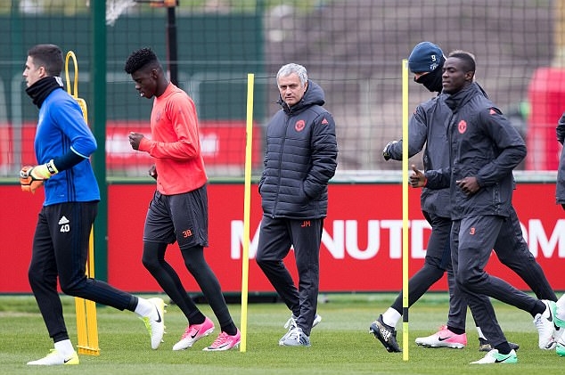 De Gea, Rooney xuất hiện trên sân tập trước giờ lên đường sang Bỉ - Bóng Đá