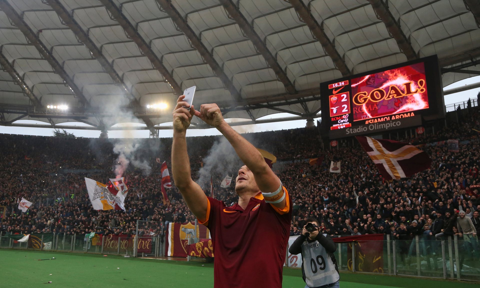 Những khoảnh khắc ấn tượng của Totti trong các trận derby thành Rome | Bóng Đá