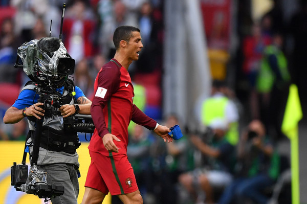 Ronaldo mặt đưa đám, ký tặng cho người hâm mộ - Bóng Đá